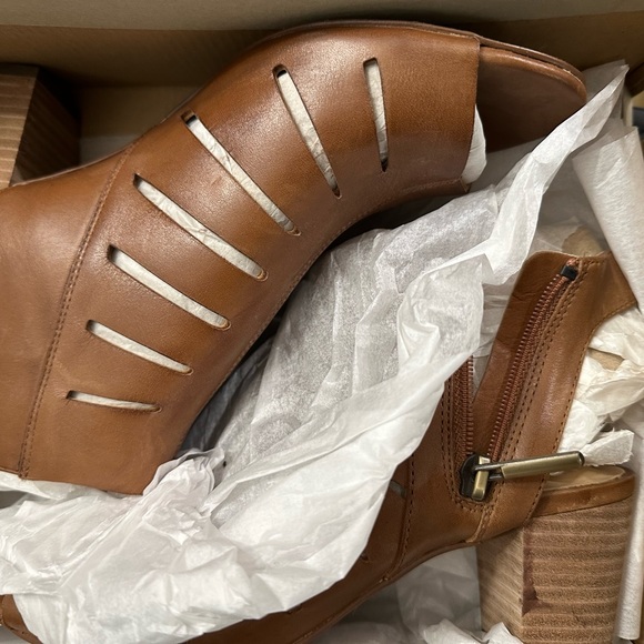 Clarks NWB Deloria Ivy Tan Leather Cuir Brun Heel Bootie Sandal size 7 - Picture 9 of 15